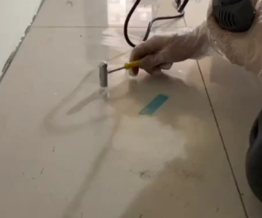 墨脱瓷砖开裂维修公司专业分享瓷砖在铺贴前如果没有沥干水分，将会导致以下问题
